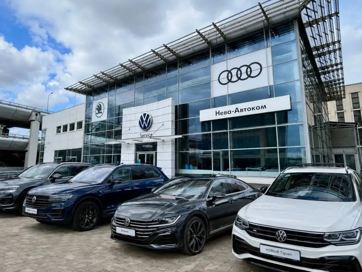 Дилерский центр Нева-Автоком на Московском проспекте: здание с логотипами Volkswagen, Audi и Škoda и автомобили у входа
