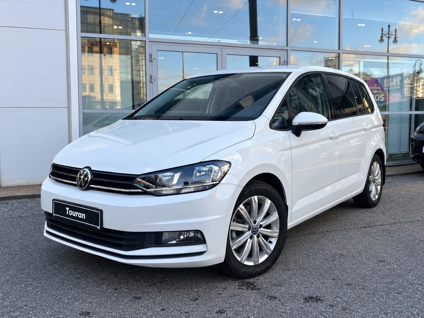 Volkswagen Touran L у дилерского центра Нева-Автоком, вид спереди