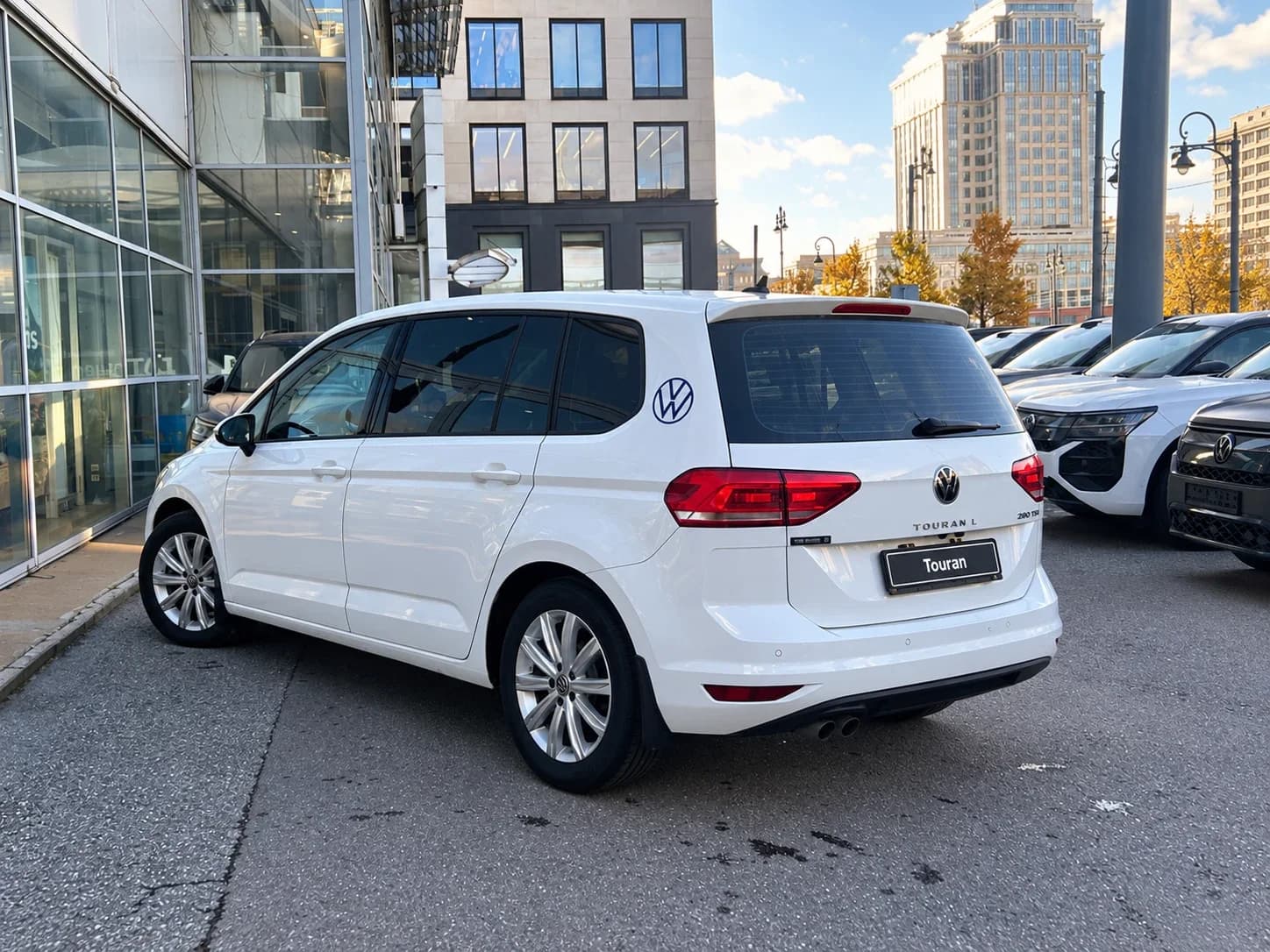 Volkswagen Touran L, вид сзади
